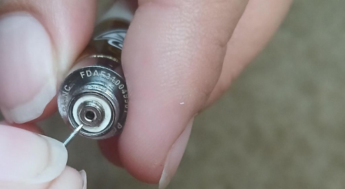 Image showing how to gently lift the plate with a small tool